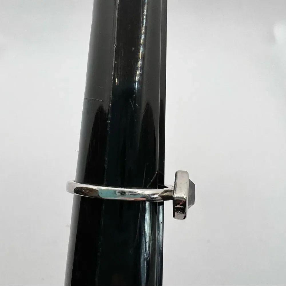 Geometric faceted jewel ring on a silver tone band - 6.5